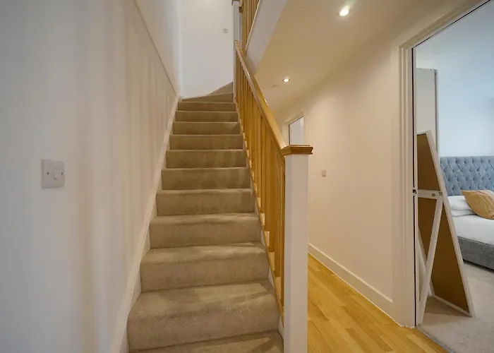 Modern 2 Bed Apartment With Juliet Balcony - Dhb Stays