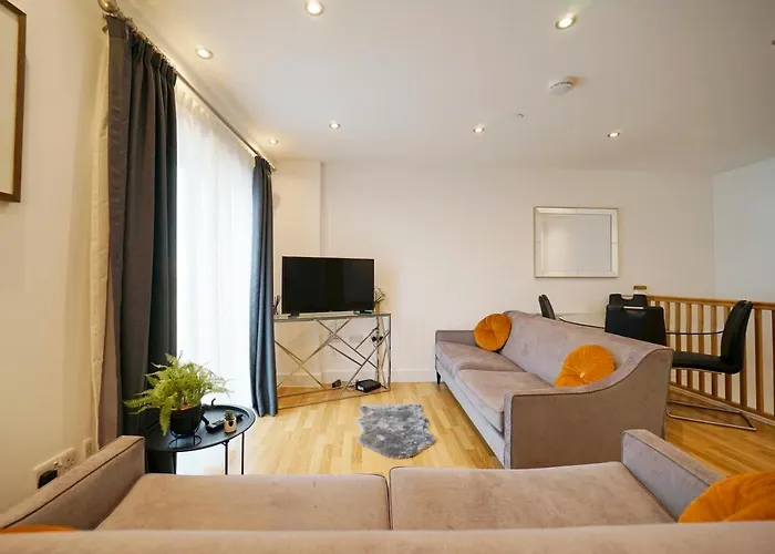 Modern 2 Bed Apartment With Juliet Balcony - Dhb Stays